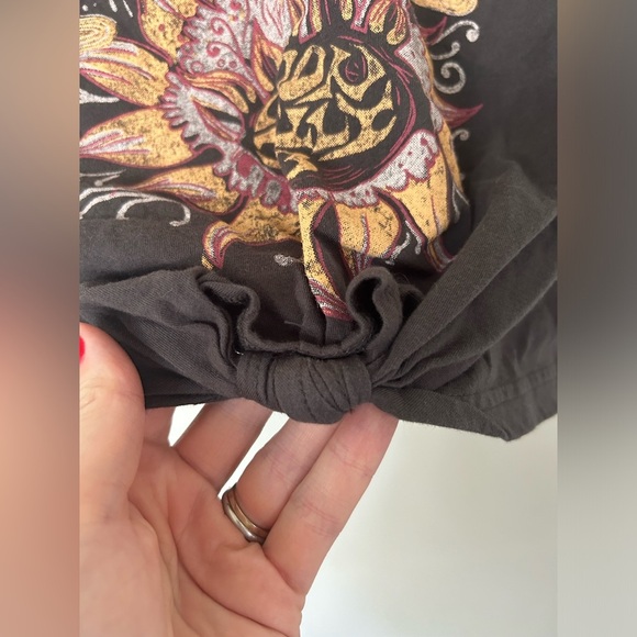 NWOT Micas Flower Print Hem Knotted Short Sleeve T-Shirt - Picture 4 of 8